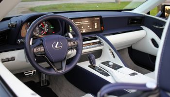 , La Lexus LC 500 Cabriolet 2024 est un chargeur sans fil loin de la perfection